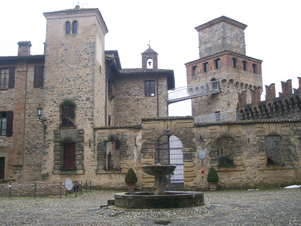 37 Vigoleno.JPG - La piazza di Vigoleno, nel comune di Vernasca (Pc) 